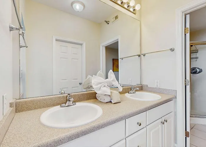 Holiday home Bright Beachfront W Private Balcony Zero-entry Pool Gym & Hot Tub Gulf Shores