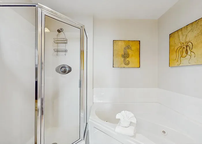 Bright Beachfront W Private Balcony Zero-entry Pool Gym & Hot Tub Holiday home